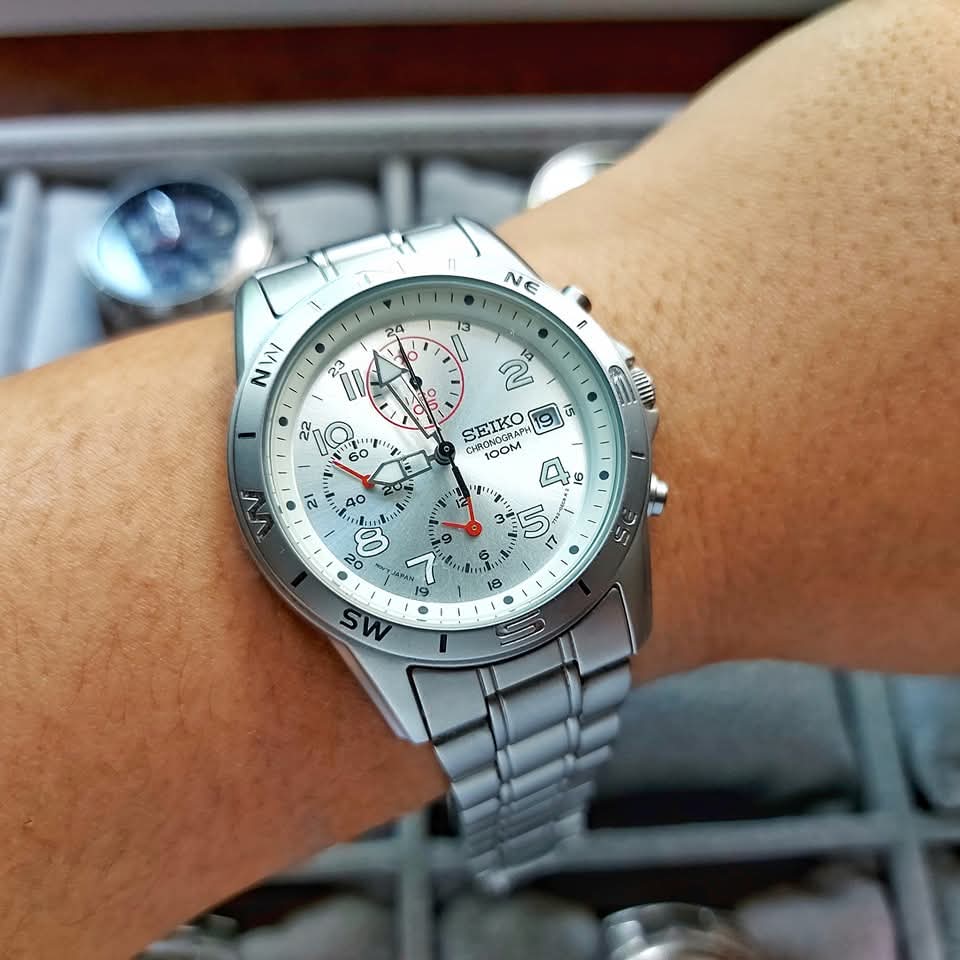 Seiko Chrono Brushed Steel Red Quartz Chronograph
