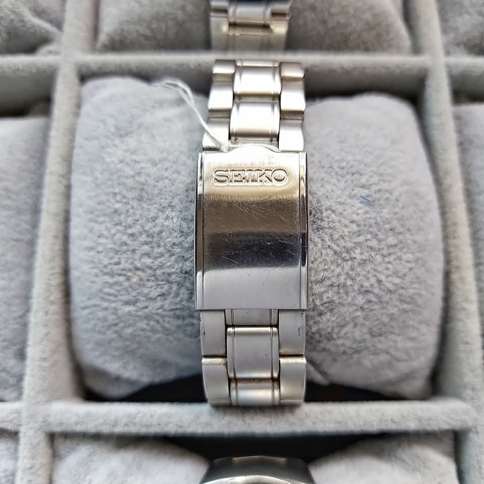Seiko Chrono Brushed Steel Red Quartz Chronograph