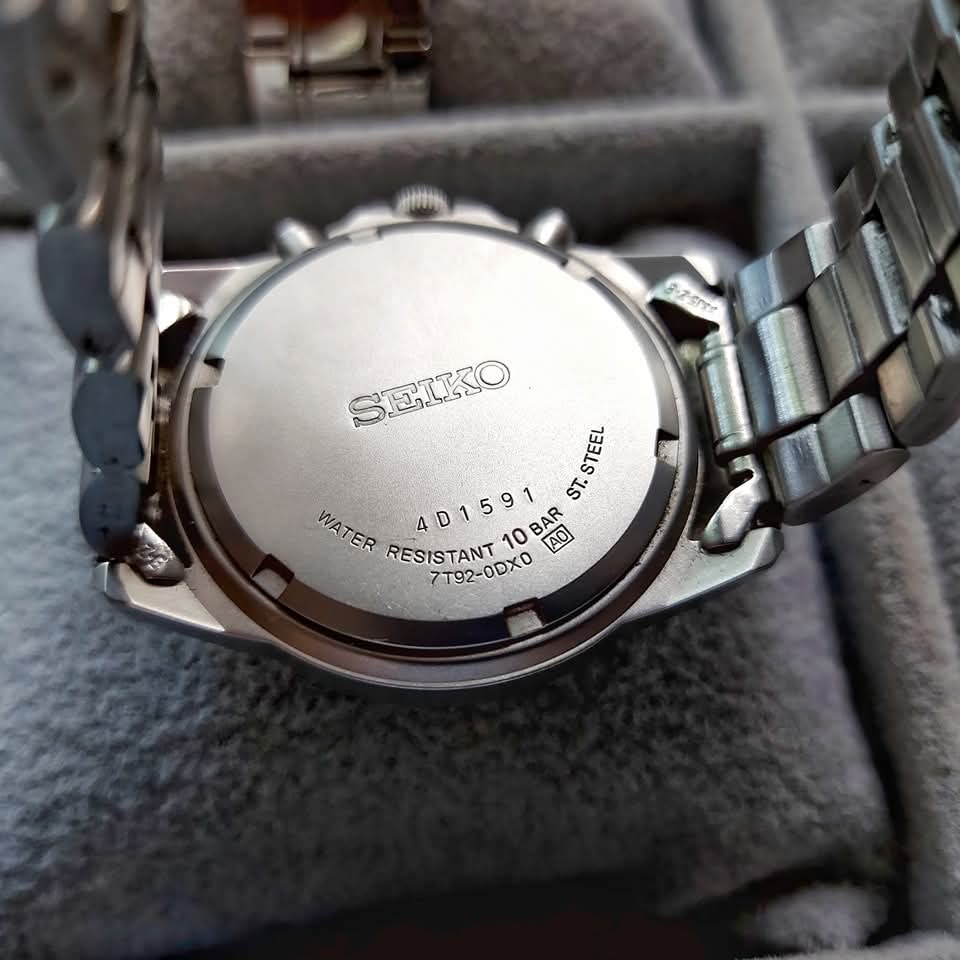Seiko Chrono Brushed Steel Red Quartz Chronograph